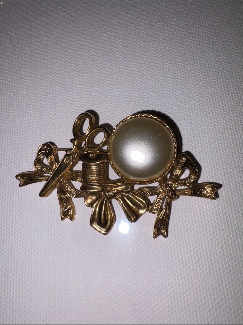 Vintage Sewing Notion pin gold tone pearl Brooch seamstress Scissors